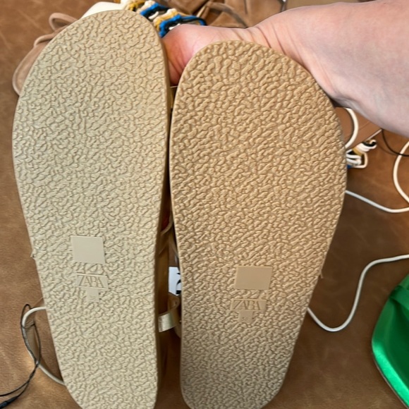 NWT ZARA VACATION FLAT METALLIC SANDAL SIZE 7.5
🚨 FINAL PRICE NO OFFER ACCEPT - Picture 9 of 10